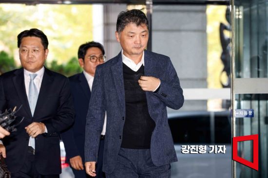 [특징주]카카오, 김범수 센터장 금감원 출석에 하락세…52주 신저가