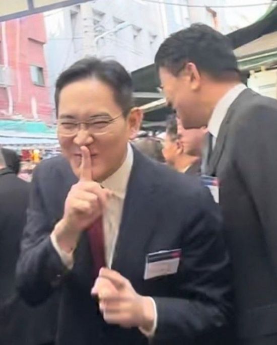 이재용 삼성전자 회장이 자신을 촬영하는 카메라를 향해 익살스러운 표정을 지으며 '쉿'하는 동작을 취하고 있다. [이미지출처=온라인 커뮤니티]