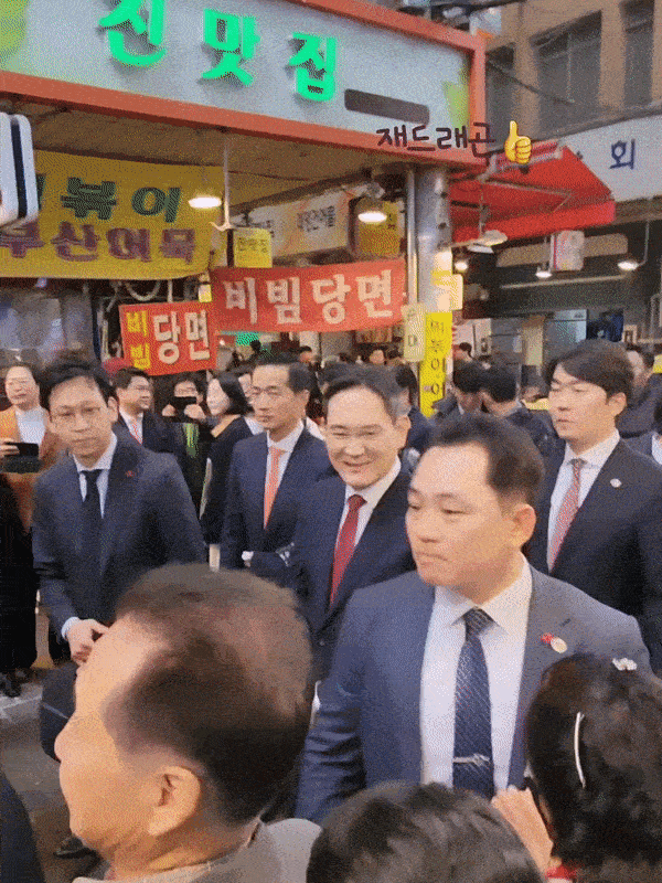 지난 6일 이재용 삼성전자 회장이 윤석열 대통령과 참모진, 여러 기업 총수들과 부산 깡통시장을 방문했다. 시민들이 이 회장의 이름을 외치자 조용히 해달라고 부탁하며 악수를 청하는 시민들의 손을 잡고 있다. [이미지출처=인스타그램 캡처]