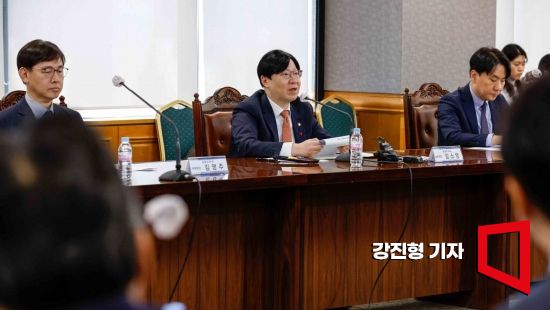 [단독]투자업계 고위층과 비공개 회동한 김소영…기관·외인 자금 절실