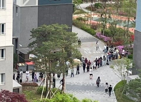 생수를 받기 위해 길게 줄을 선 아파트 주민들. [사진=연합뉴스]