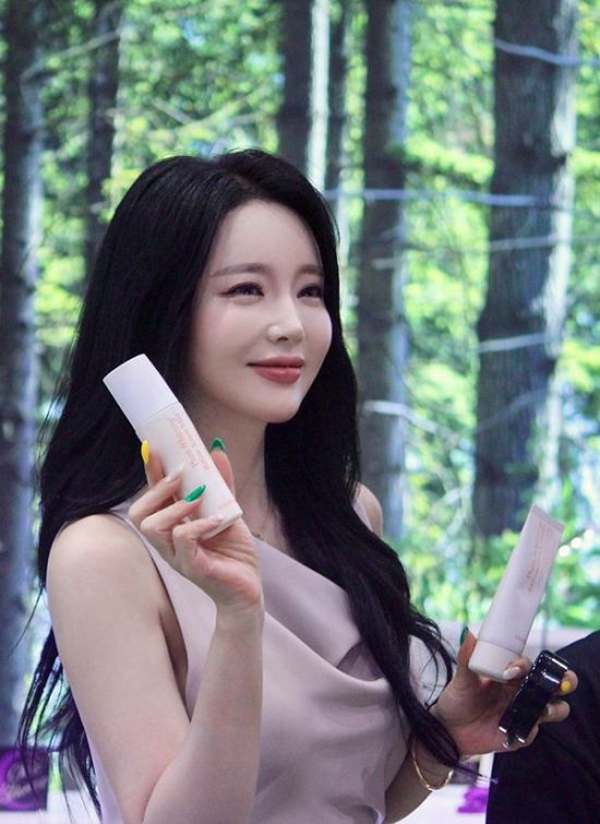 홍진영, 뷰티 브랜드 ‘시크블랑코’ 코엑스 코스모뷰티박람회 신제품 첫 선