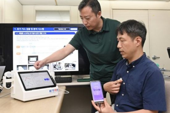 ETRI 연구팀이 폐질환 조기 선별 장치의 청진 측정 및 폐음 이상 인식 기술을 시연하고 있다. 한국전자통신연구원 제공