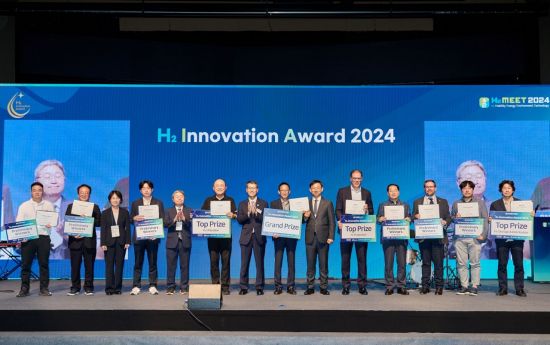 H2 이노베이션 어워드 2024 수상기업 관계자들이 기념촬영을 하고 있다.[사진제공:H2MEET조직위원회]