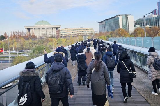지난해 12월7일 지하철 9호선이 당산역을 무정차 통과함에 따라 2호선에서 9호선으로 환승하지 못한 시민들이 걸어서 국회 앞 탄핵 촉구 집회 장소로 이동하고 있다. 연합뉴스