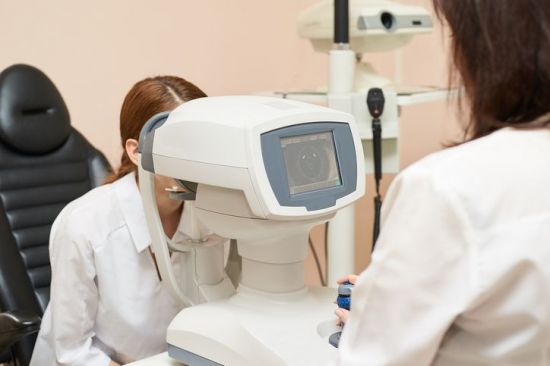 건보공단에 따르면 백내장 수술 진료비는 129만원으로, 34개 주요 수술 진료비 중에서는 낮은 편에 속한다. 그러나 전체 진료비 규모로 보면, 백내장 수술은 일반 척추 수술(1조157억원), 인공 무릎 관절 치환술(8397억원)에 이어 세 번째로 많았다. 게티이미지