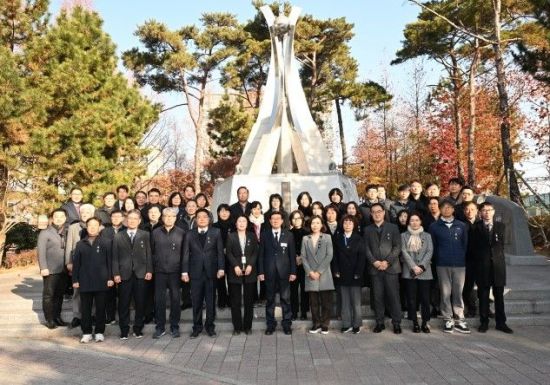 정종복 기장군수와 간부공무원들이 기장항일운동 기념탑에서 참배를 하고 새해 새로운 각오를 하고 있다. 기장군 제공