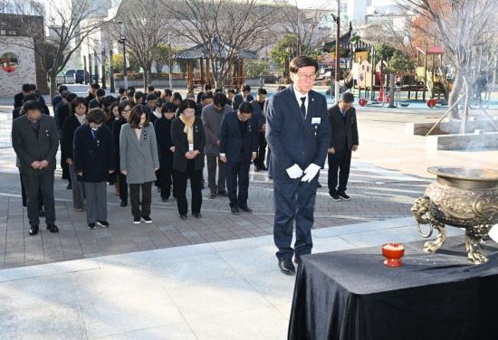 정종복 기장군수와 간부공무원들이 기장항일운동 기념탑에서 참배하고 있다. 기장군 제공