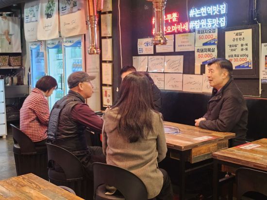 전성수 서초구청장(오른쪽)이 상인들과 간담회를 갖고 이들의 애로를 듣고 있다.