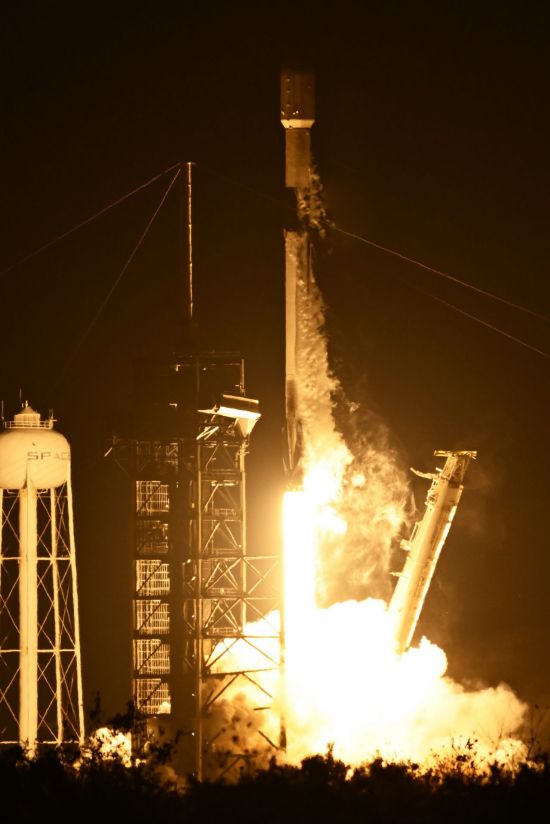 트럼프 "화성에 성조기 꽂겠다"…美 우주 관련주 급등