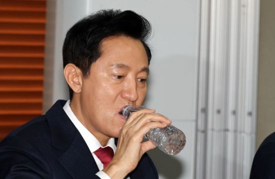 오세훈 서울시장이 지난 2월24일 서울 중구 프레스센터에서 열린 제1차 서울혁신대학지원위원회 회의에서 물을 마시고 있다. 2025.2.24 조용준 기자