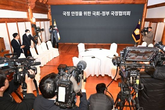 지난달 28일 서울 영등포구 여의도 국회 사랑재에서 열릴 예정이던 국정 안정을 위한 국회-정부 국정협의회가 무산돼 자리가 비어 있다. 국회사진기자단