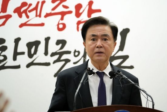 김태흠 충남지사가 6일 도청에서 기자회견을 갖고 청양 지천댐 건설 추진 의사를 밝히고있다.