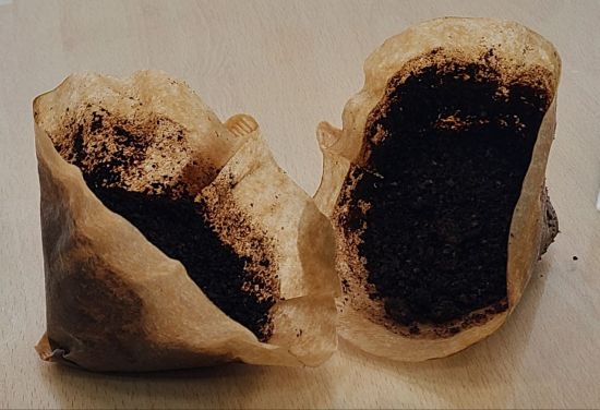 커피액 추출을 끝낸 분쇄원두 찌꺼기.