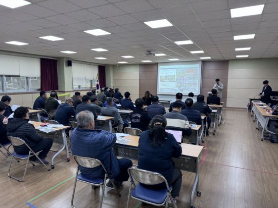 포천시가 지난 12일 영북면 행정복지센터에서 영북면 복합문화광장 조성사업 주민설명회를 개최하고있다. 포천시 제공