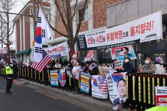 지난 13일 서울 종로구 헌법재판소 앞에서 윤석열 대통령 탄핵 반대 시위가 열리고 있다. 연합뉴스
