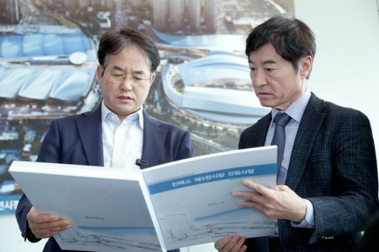 이동환 고양특례시장(왼쪽)이 킨텍스 제3전시장 건립사업 계획을 살펴보고 있다. 고양특례시 제공