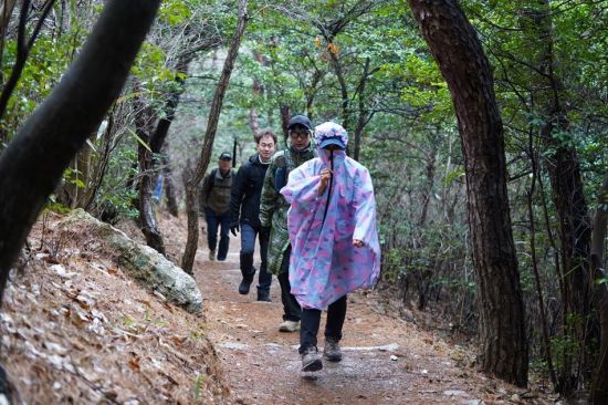 전국에서 2,000여명의 여행객들이 달마고도를 찾아 걷고 있다. 해남군 제공