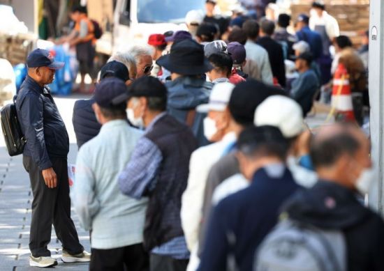 점심 식사 기다리는 노인들 모습. 연합뉴스