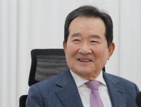 정세균 전 총리는 지난 7일 아시아경제와 보충 인터뷰에서 "늦어도 지방선거 전에 개헌이 이루어져야 한다"고 강조했다. 허영한 기자