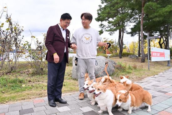 전진선 양평군수가 지난해 10월 19일 '똑똑한 댕' 반려동물 교육문화 행사에서 참가자와 동물정책에 대해 얘기를 나누고 있다. 양평군 제공