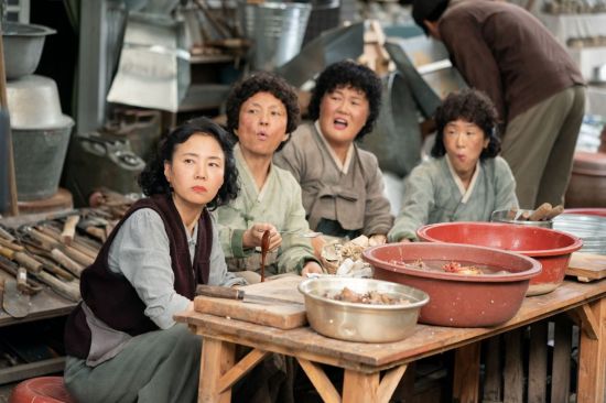 넷플릭스 드라마 '폭싹 속았수다'에서 도동리 해녀 3인방을 연기한 배우 차미경, 이수미, 백지원. 넷플릭스 제공