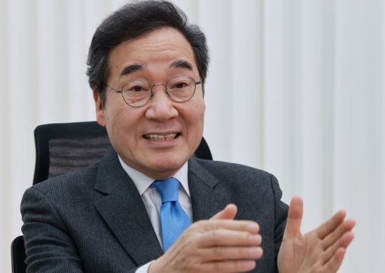 이낙연 전 국무총리가 아시아경제 본사에서 인터뷰를 하며 정국의 현재와 미래에 대해 이야기하고 있다. 허영한 기자