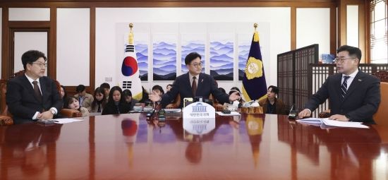 우원식 국회의장과 양당 원내대표가 31일 국회에서 회동하고 있다. 왼쪽부터 권성동 국민의힘 원내대표와 우 의장, 박찬대 더불어민주당 원내대표. 2025.3.31 김현민 기자