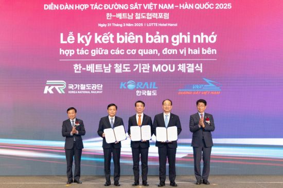 박상우 국토교통부 장관(오른쪽부터)과 이성해 국가철도공단 이사장, 한문희 코레일 사장 등이 31일(현지시간) 베트남 하노이에서 두 나라의 철도 관련 기관 간 업무협약을 맺은 후 기념촬영을 하고 있다. 국토부 제공