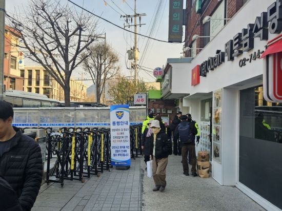 2일 오전 7시 30분 경찰이 안국역 2번 출구 앞에서 헌법재판소 방향으로 향하는 시민들에게 우회해서 갈 것을 안내하고 있다. 박승욱 기자