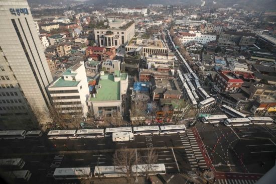 윤석열 대통령 탄핵 사건에 대한 선고가 이틀 앞으로 다가온 2일 서울 종로구 헌법재판소 주변에 경찰이 차벽을 설치하고 차량 통행을 통제하고 있다. 강진형 기자