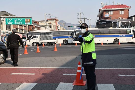 경찰이 서울 헌법재판소 인근 차량이동을 통제하고 있다. 연합뉴스