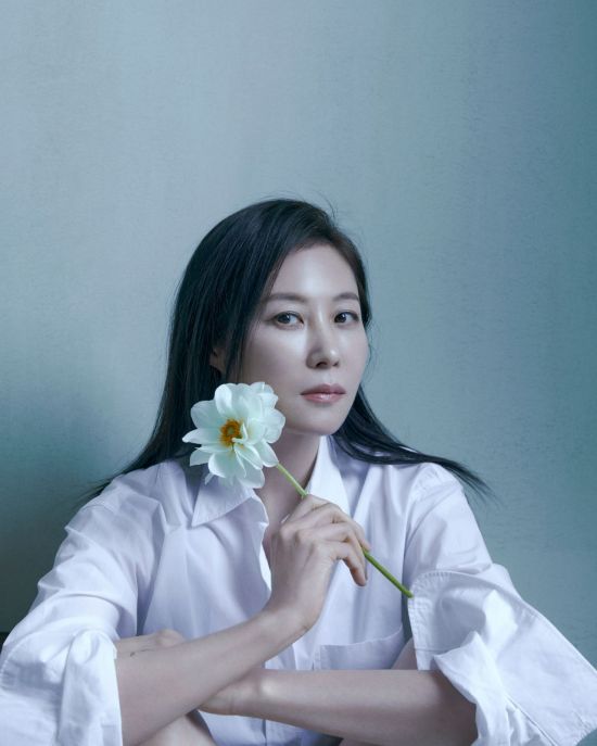배우 문소리가 인터뷰를 진행하고 있다. 넷플릭스