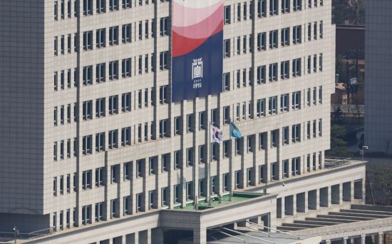 4일 헌법재판소의 윤석열 대통령에 대한 헌법재판소의 파면 선고가 내려지기 전 용산 대통령실에 봉황기가 게양돼 있다. 파면 선고 이후 대통령실 관계자들 봉황기를 내리고 있다. 사진공동취재단