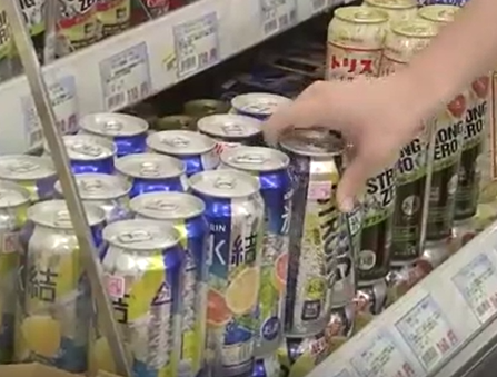 슈퍼에서 츄하이 2캔을 도둑질하다가 점장에게 발각된 프로야구 거물 요네다. 사진은 츄하이. TBS.