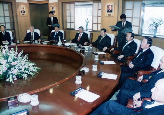 1998년 1월 전경련 회장단 회의에서 최종현 SK 선대회장(좌석 왼쪽 4번째)이 발표를 경청하고 있다. 그는 그해 8월 별세했다. SK 제공