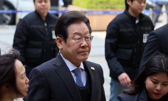 이재명 더불어민주당 대표가 8일 서울 서초구 서울중앙지방법원에서 열린 대장동 배임 및 성남FC 뇌물 혐의 공판에 출석하고 있다. 윤동주 기자