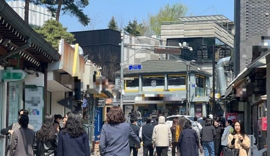시민들이 8일 서울 안국역 일대 골목을 구경하고 있다. 이은서 기자