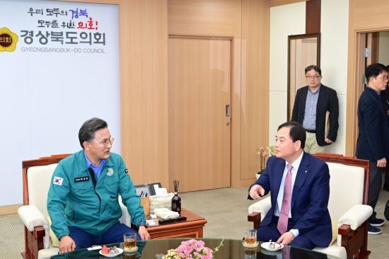 배낙호 김천시장(오른쪽)이 경북도청을 방문해 박성만도의회 의장과 대화를 나누고 있다.