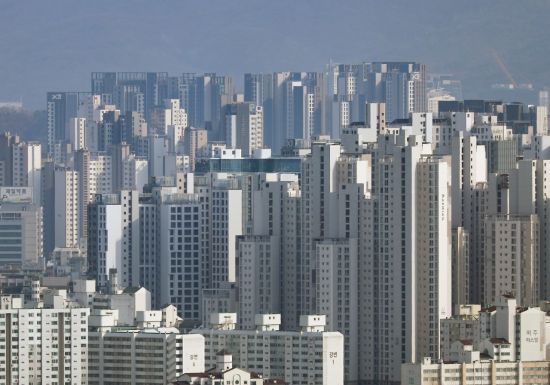서울 한강 인근에서 바라본 서초구와 강남구 일대 아파트의 모습. 연합뉴스