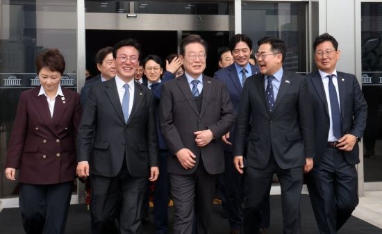 이재명 더불어민주당 대표가 9일 국회에서 21대 대통령 선거 출마를 위해 대표직에서 사퇴한 뒤 국회를 나서고 있다. 2025.4.9 김현민 기자