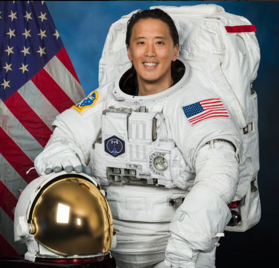 8일(현지시간) 국제우주정거장(ISS)에 도착한 첫 한국계 나사(항공우주국·NASA) 우주비행사 조니 김(41)의 눈에 띄는 이력이 미국에서도 화제다. 그야말로 아메리칸 드림의 본보기이자 성공 신화이기 때문이다.  NASA