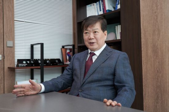 9일 오후 서울 역삼동 법무법인 YK 사무실에서 아시아경제와 인터뷰하고 있는 배성범 전 고검장.
