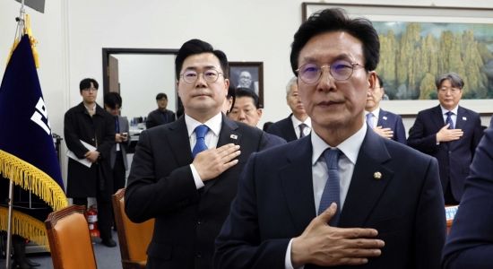 박찬대 더불어민주당 당대표 직무대행 겸 원내대표가 14일 국회에서 열린 중앙위원회의에서 국기에 경례하고 있다. 2025.4.14 김현민 기자