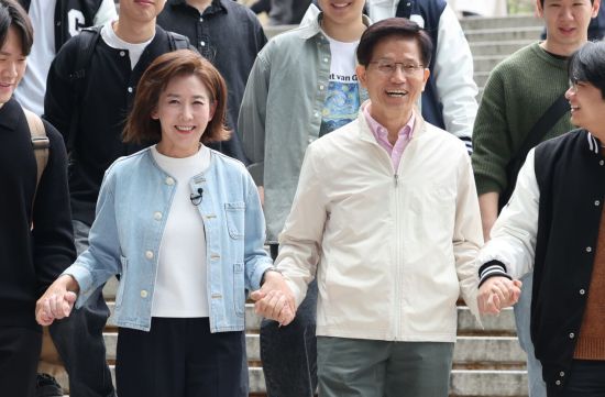 대선 출마를 선언한 김문수 전 고용노동부 장관과 국민의힘 나경원 의원이 12일 서울 동작구 중앙대학교 내 패스트푸드 음식점에서 청년 간담회를 열기 위해 함께 입장하고 있다. 연합뉴스