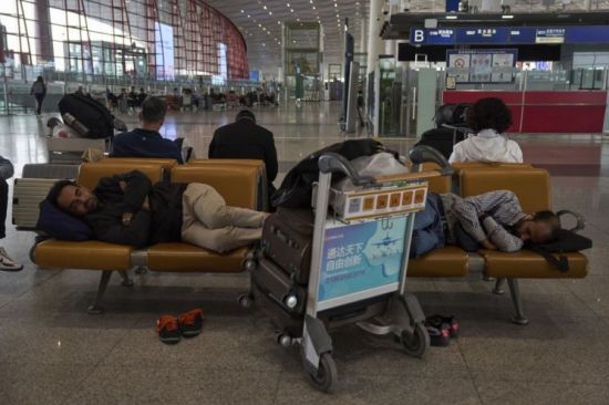 승객들이 수도 국제공항 제3터미널에서 항공편을 기다리며 자고 있다. AP연합뉴스