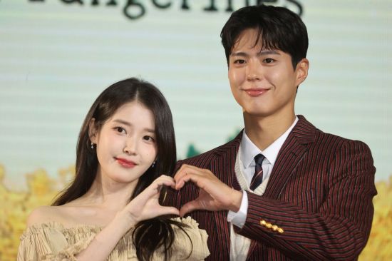 배우 아이유, 박보검이 지난달 5일 서울 여의도 콘래드호텔에서 열린 넷플릭스 '폭싹 속았수다' 제작발표회에서 포즈를 취하고 있다. 연합뉴스