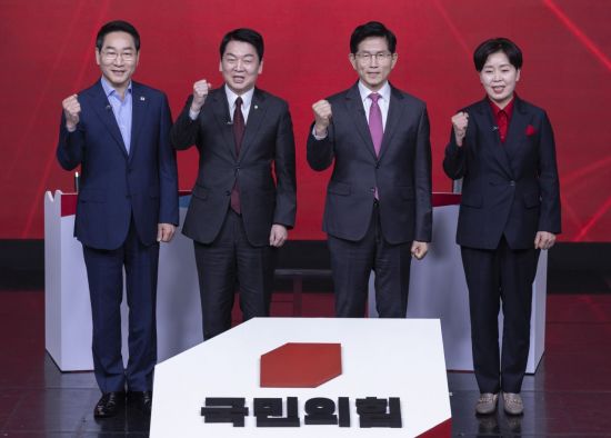 19일 서울 강서구 ASSA아트홀에서 열린 국민의힘 제21대 대통령 후보자 1차 경선 토론회에서 A조 후보들이 시작 전 기념 촬영을 하며 파이팅을 외치고 있다. 왼쪽부터 유정복, 안철수, 김문수, 양향자 후보. 연합뉴스    hkmpooh@yna.co.kr(끝)