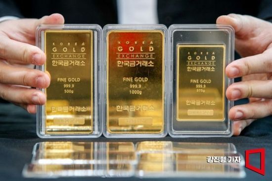 서울 종로구 한국금거래소에서 직원이 골드바를 정리하고 있다.