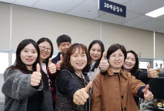 세금 체납자를 끝까지 추적해 강력 대응하는 성북구 세무2과 38세금징수팀 직원들 모습. 좌측부터 강연경 주무관, 이현주 주무관, 박재범 주무관, 손영희 세무2과장, 김영주 주무관, 최현주 38세금징수팀장, 선승아 주무관. 성북구 제공.